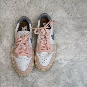 Woman’s Nike air Gray and pink size 7.5